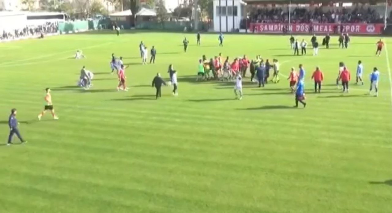 Amatör küme play-off maçının bitiş düdüğünde ortalık karıştı