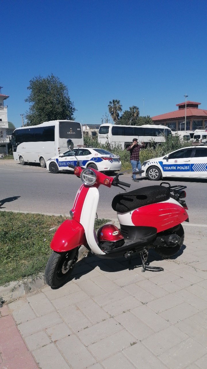 Başındaki kask sayesinde kazayı hafif atlattı