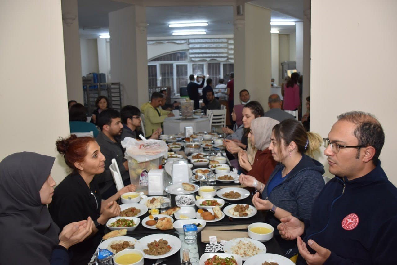Müdür Şenkul, nöbetçi sağlık personelleriyle iftarda buluştu