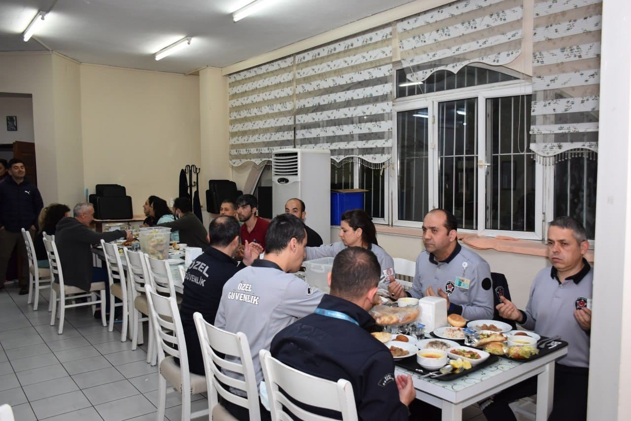 Müdür Şenkul, nöbetçi sağlık personelleriyle iftarda buluştu
