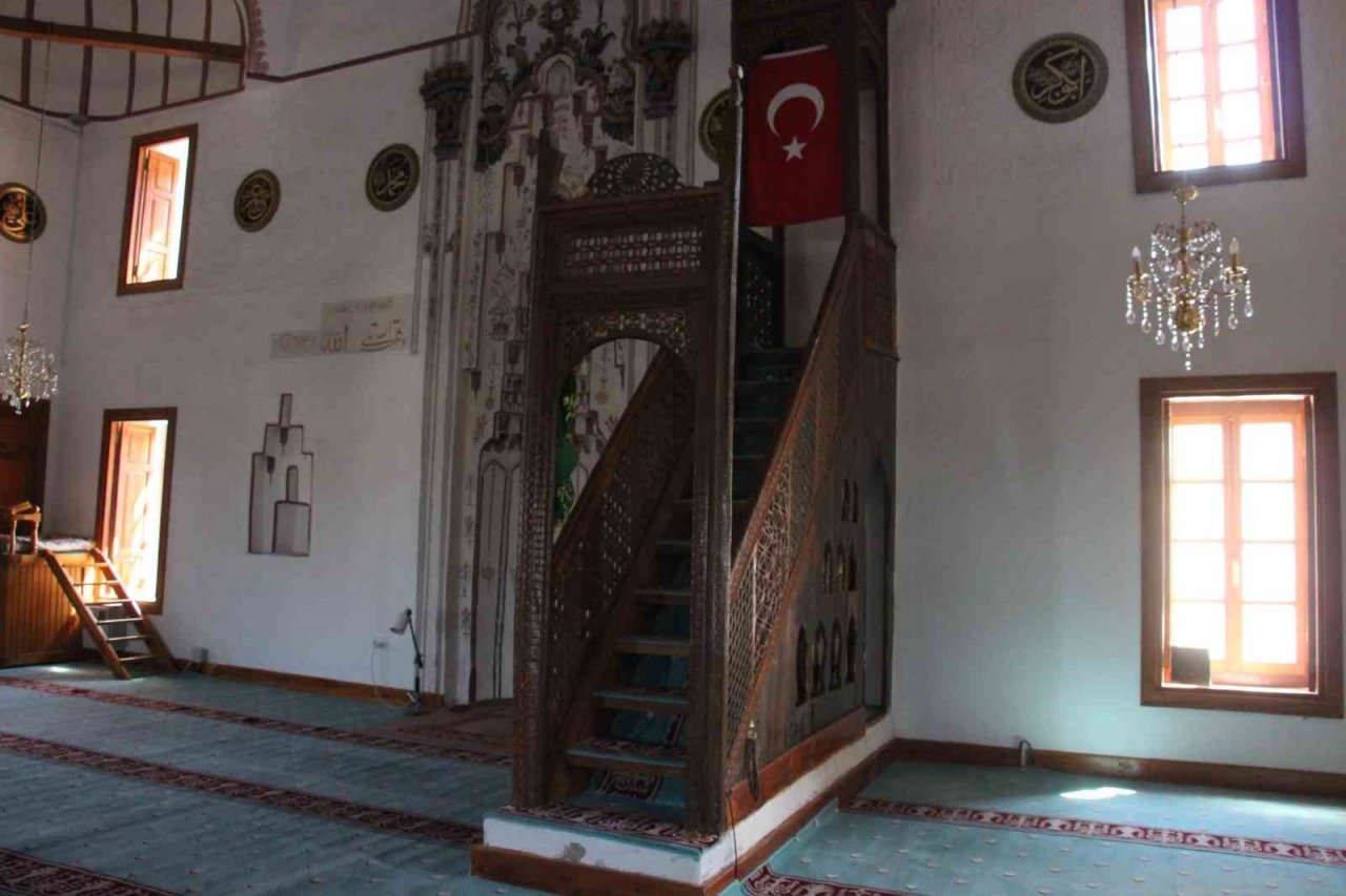 Dedeköy Cihanoğlu Cami, 667 yıldır ihtişamını koruyor