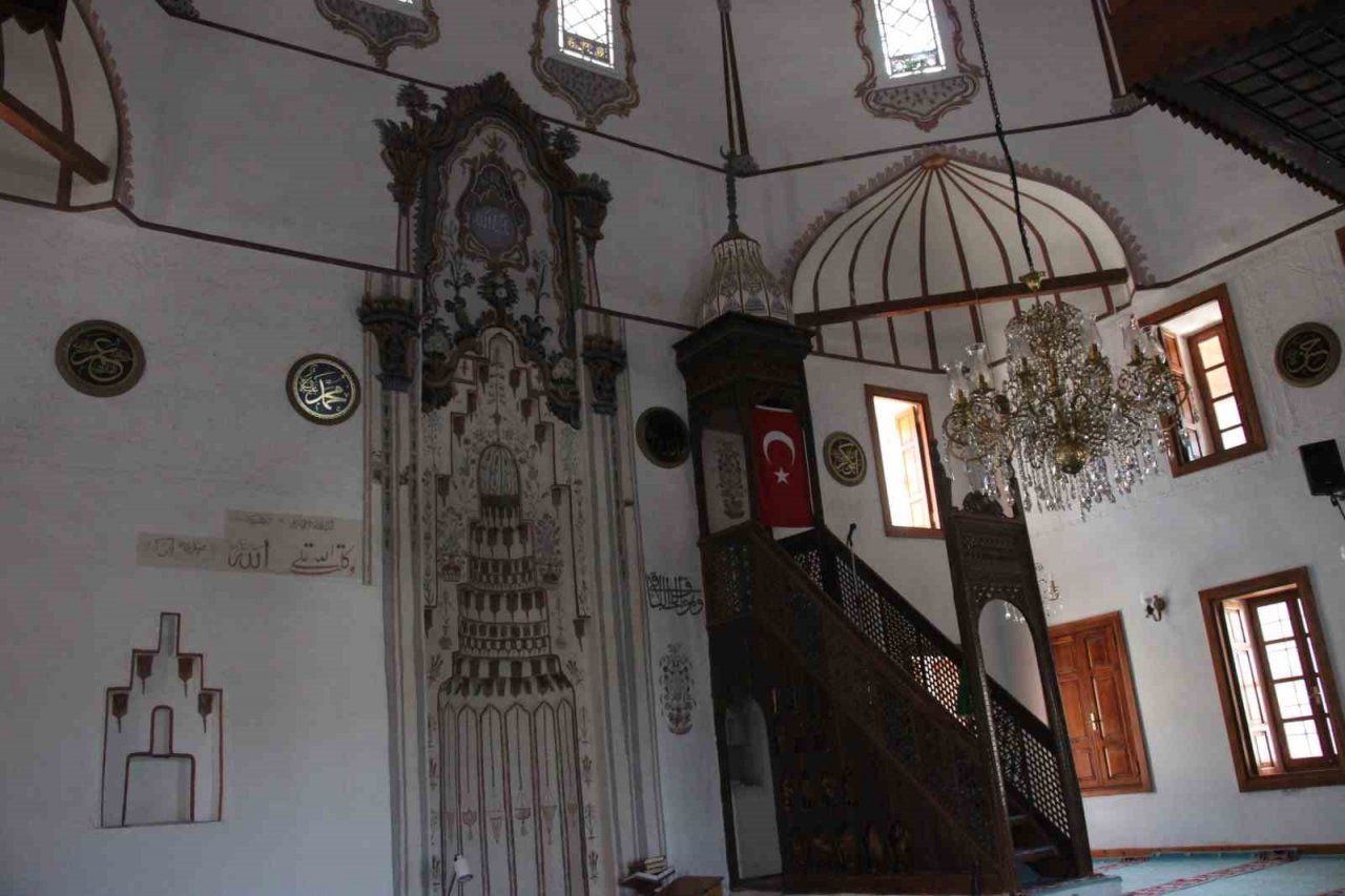 Dedeköy Cihanoğlu Cami, 667 yıldır ihtişamını koruyor