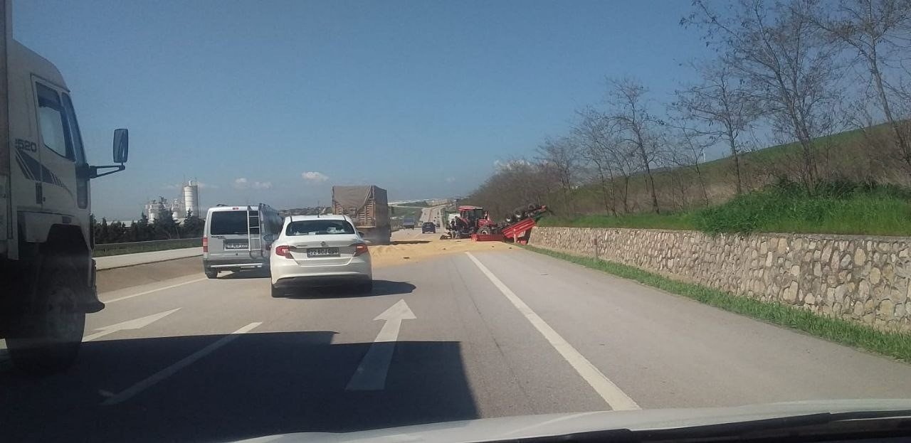 Balıkesir’de traktör ile kamyon çarpıştı: 1 yaralı