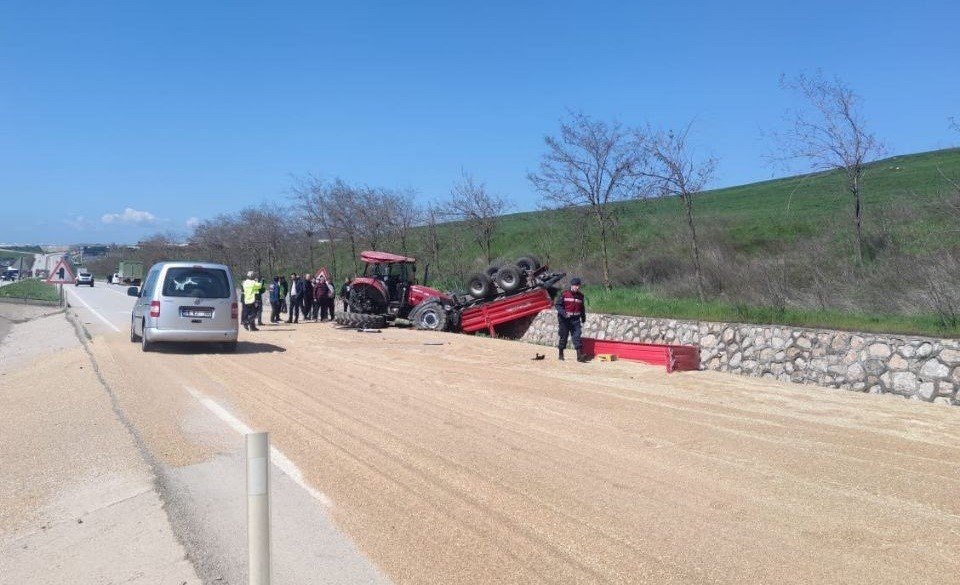 Balıkesir’de traktör ile kamyon çarpıştı: 1 yaralı