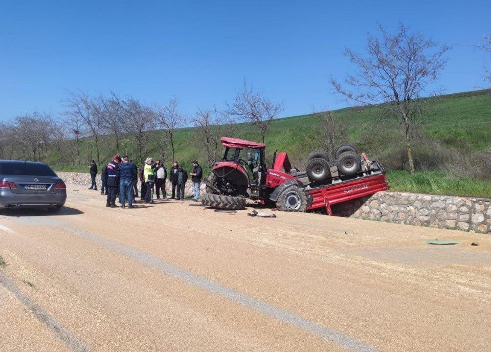 Balıkesir’de traktör ile kamyon çarpıştı: 1 yaralı
