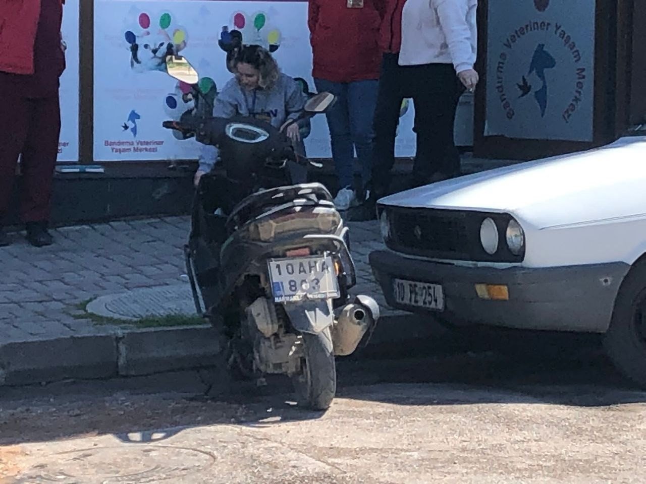 Bandırma’da motosikletten düşen genç yaralandı