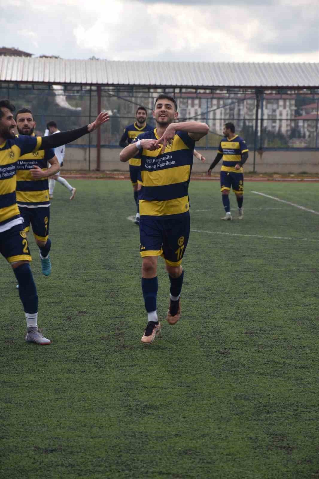 Söğütspor şampiyonluk yolunda farklı kazandı