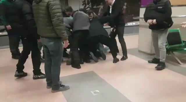 Metro istasyonundaki kavgada yumruklar konuştu