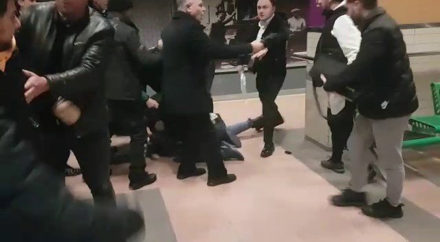 Metro istasyonundaki kavgada yumruklar konuştu