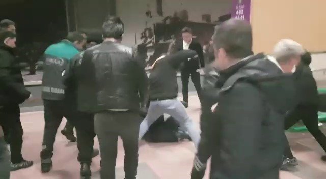 Metro istasyonundaki kavgada yumruklar konuştu