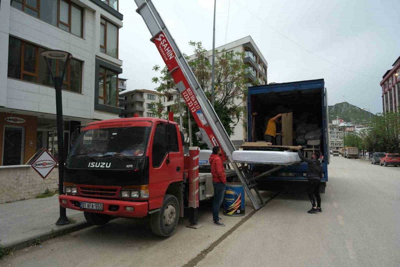 Canlarını riske atıp ağır hasarlı binalardan eşya çıkarıyorlar