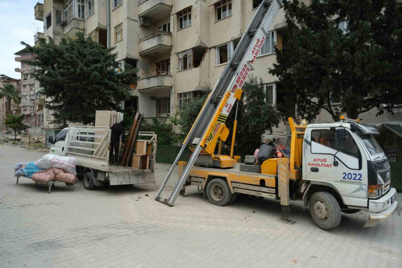 Canlarını riske atıp ağır hasarlı binalardan eşya çıkarıyorlar