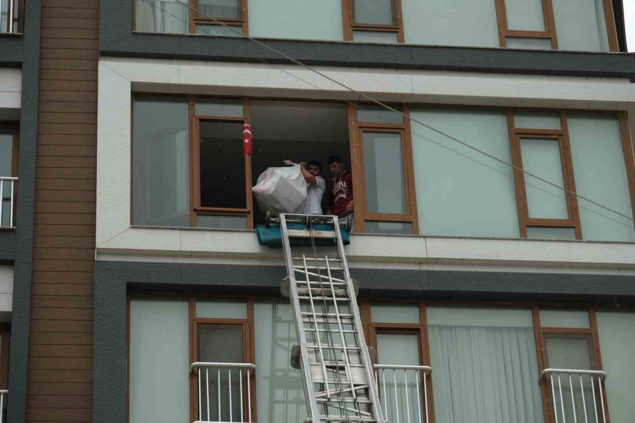 Canlarını riske atıp ağır hasarlı binalardan eşya çıkarıyorlar