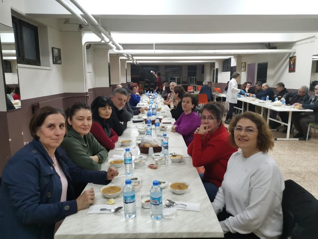 Aydın Lisesi’nde depremzede öğrenci ve velileri iftarda buluştu