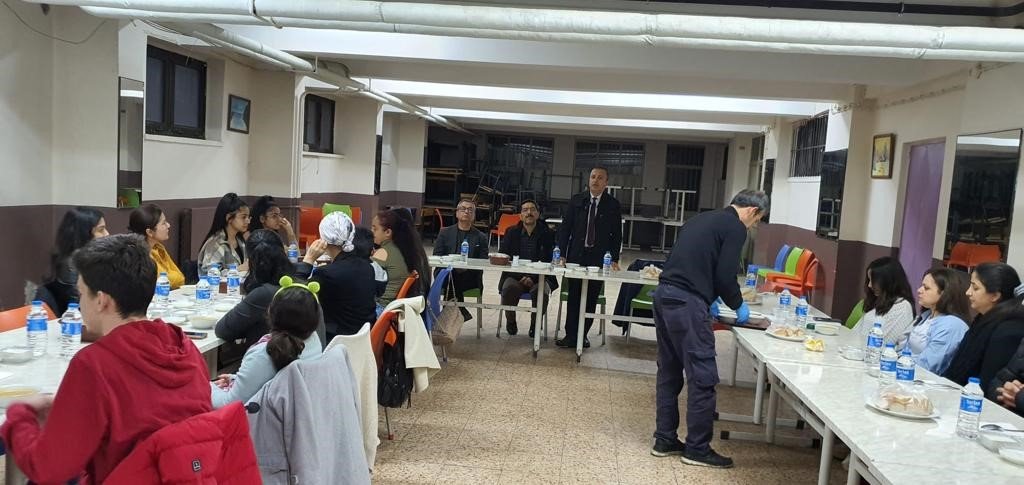 Aydın Lisesi’nde depremzede öğrenci ve velileri iftarda buluştu