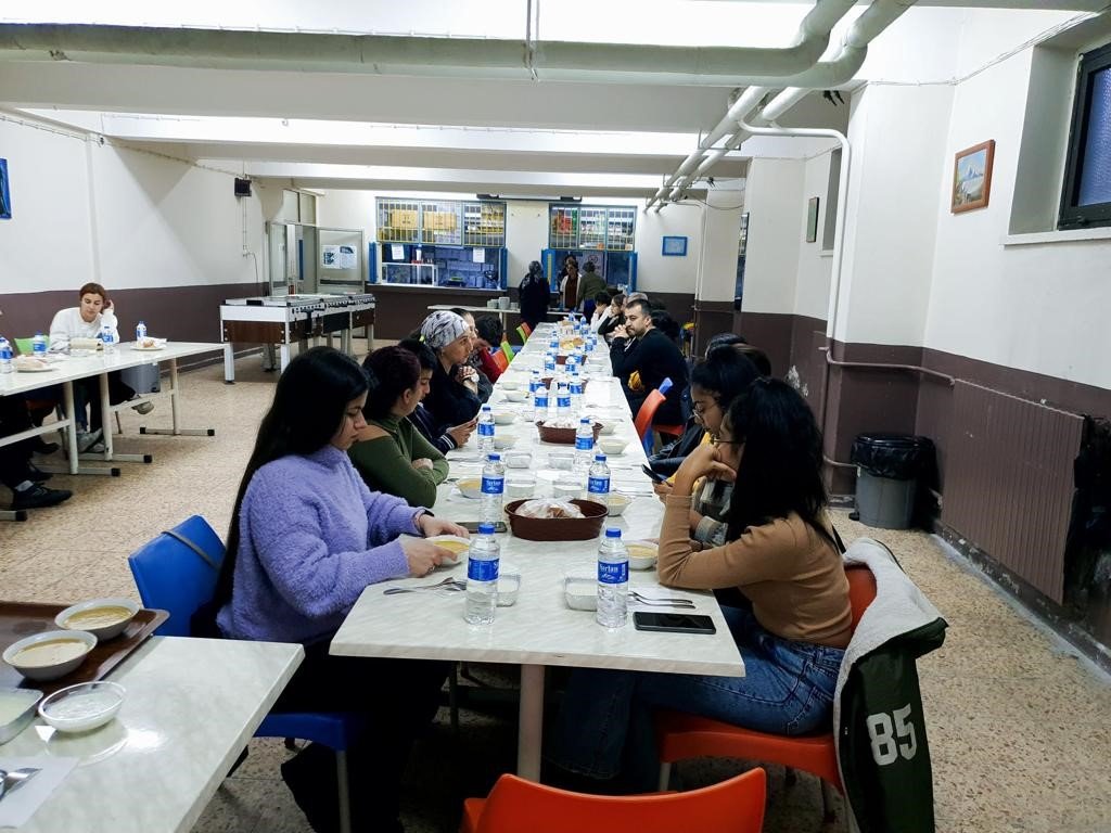 Aydın Lisesi’nde depremzede öğrenci ve velileri iftarda buluştu