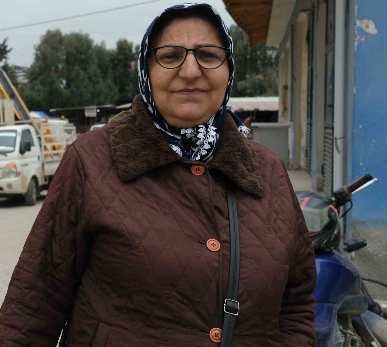 Canlarını riske atıp ağır hasarlı binalardan eşya çıkarıyorlar