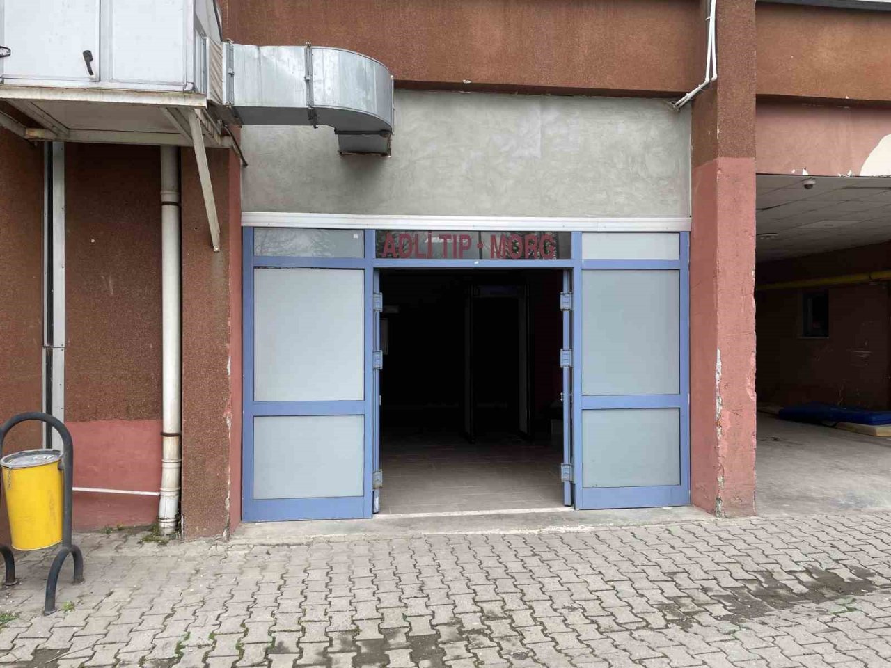 Boğazı kesik halde bulunan genç hemşirenin otopsi işlemleri sürüyor