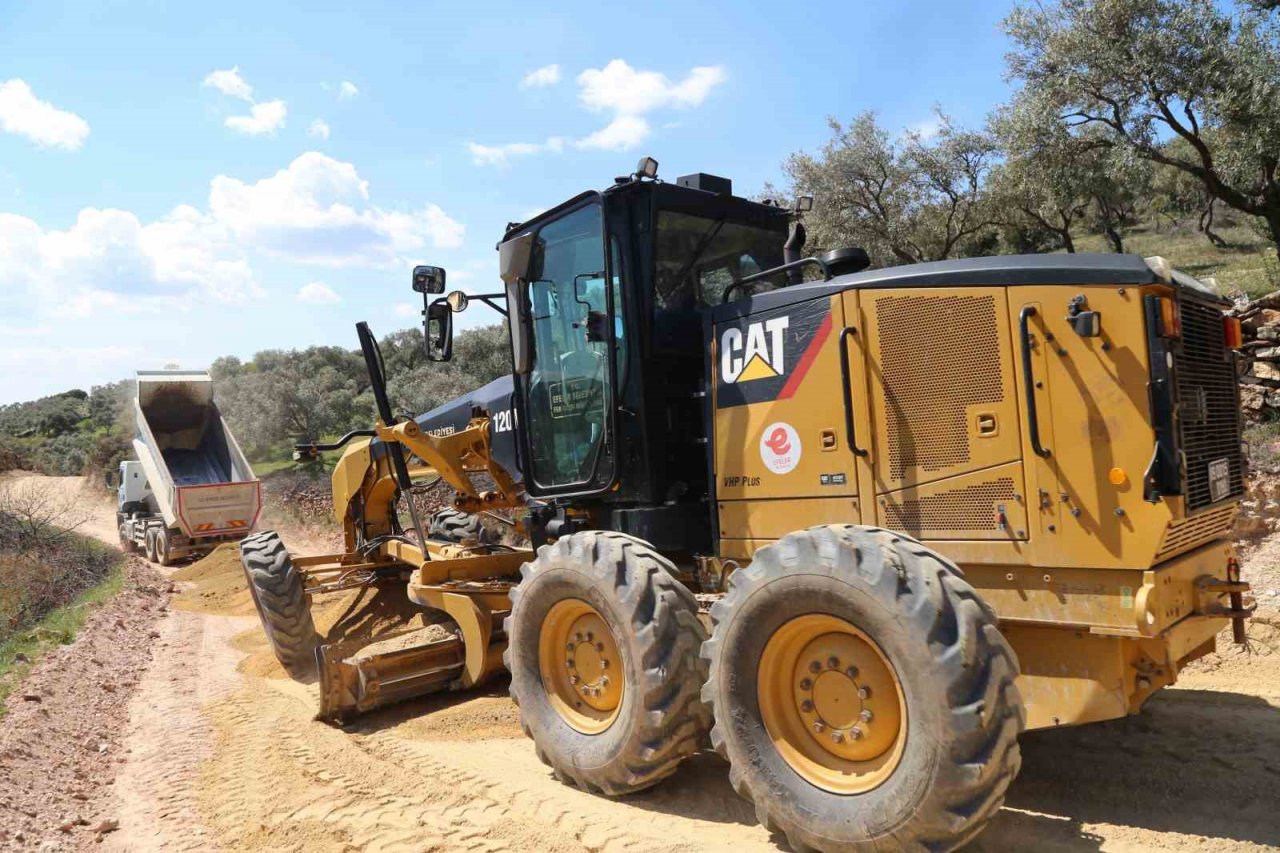 Efeler’in yollarında bakım ve onarım devam ediyor