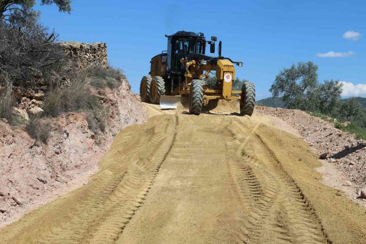 Efeler’in yollarında bakım ve onarım devam ediyor