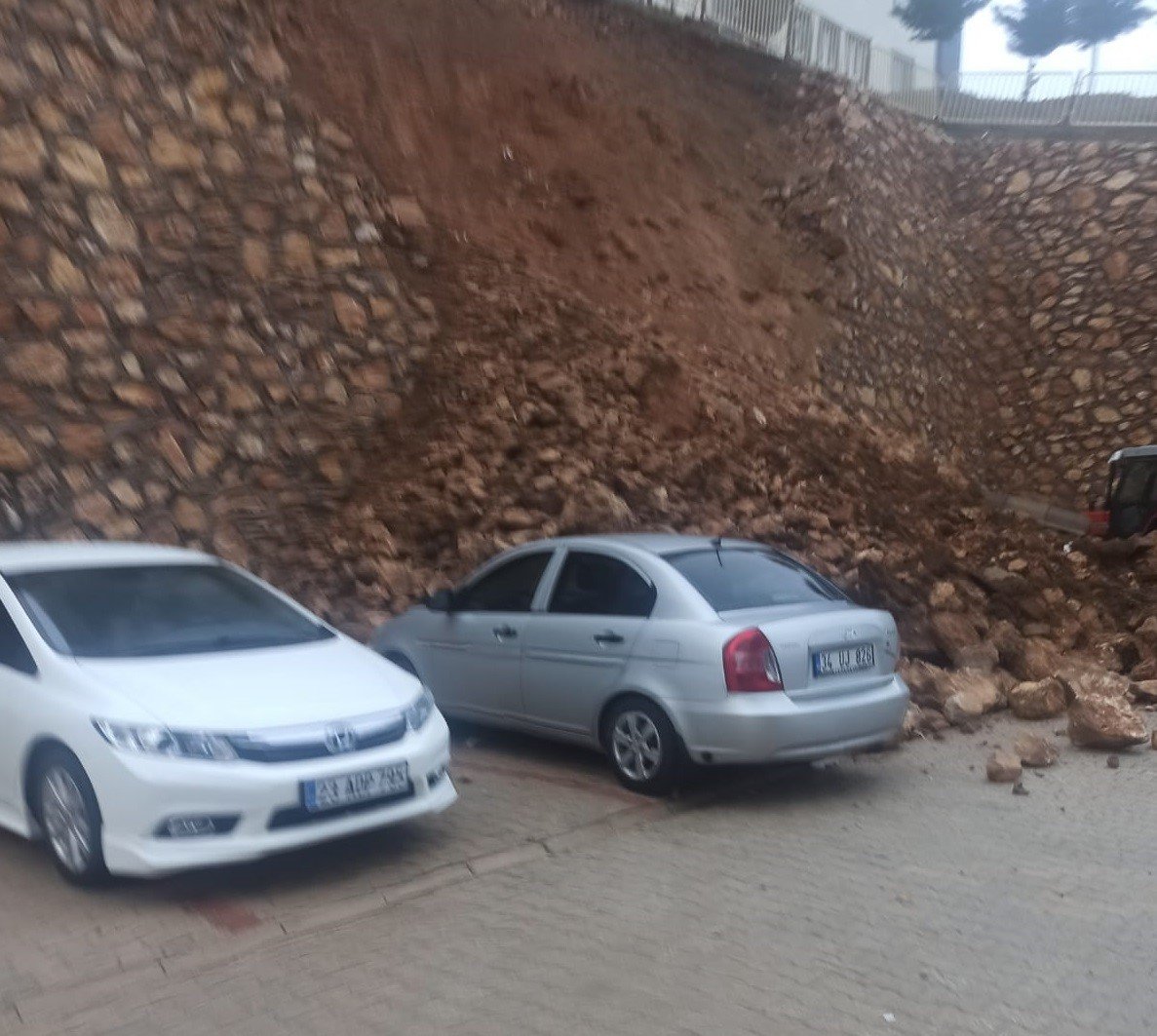 Elazığ’da çöken istinat duvarının altında kalan otomobil zarar gördü