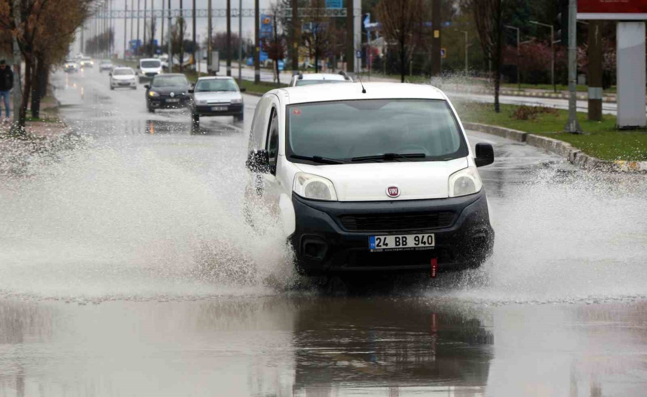 Erzincan’da sağanak yağış caddeleri suyla doldurdu