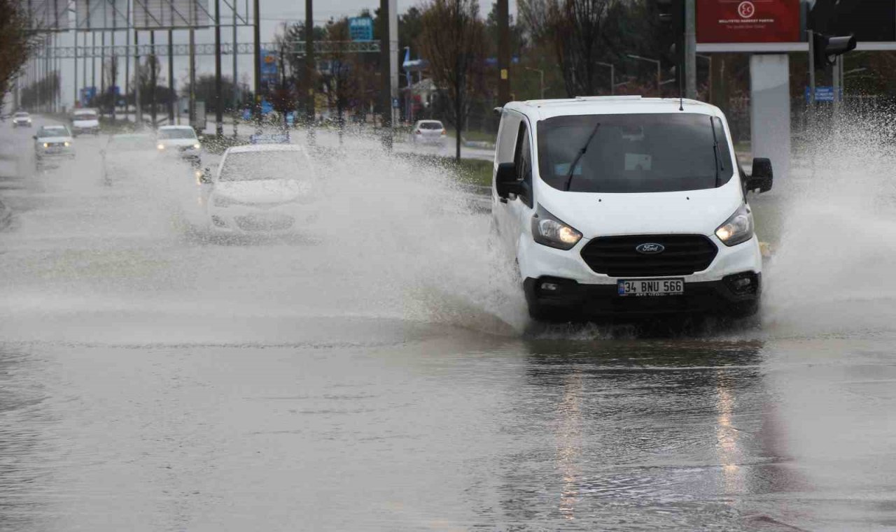 Erzincan’da sağanak yağış caddeleri suyla doldurdu