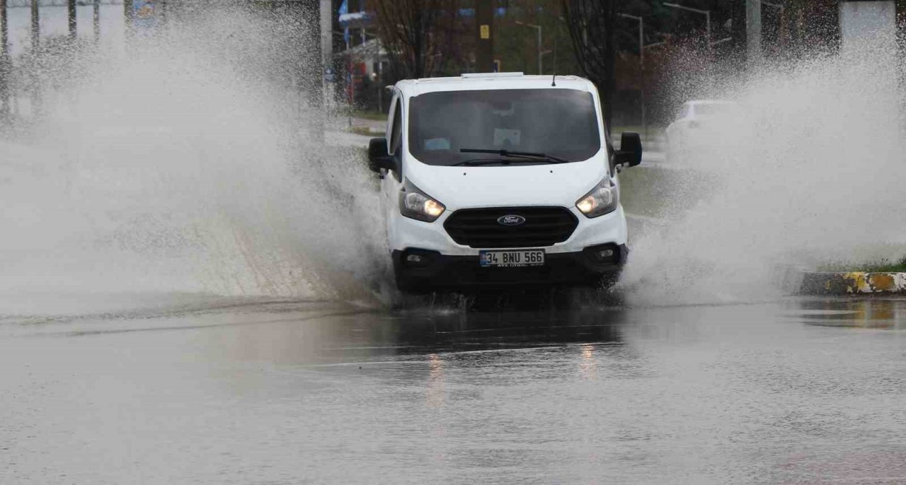 Erzincan’da sağanak yağış caddeleri suyla doldurdu