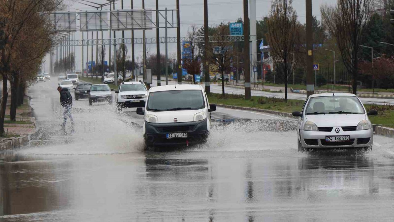 Erzincan’da sağanak yağış caddeleri suyla doldurdu