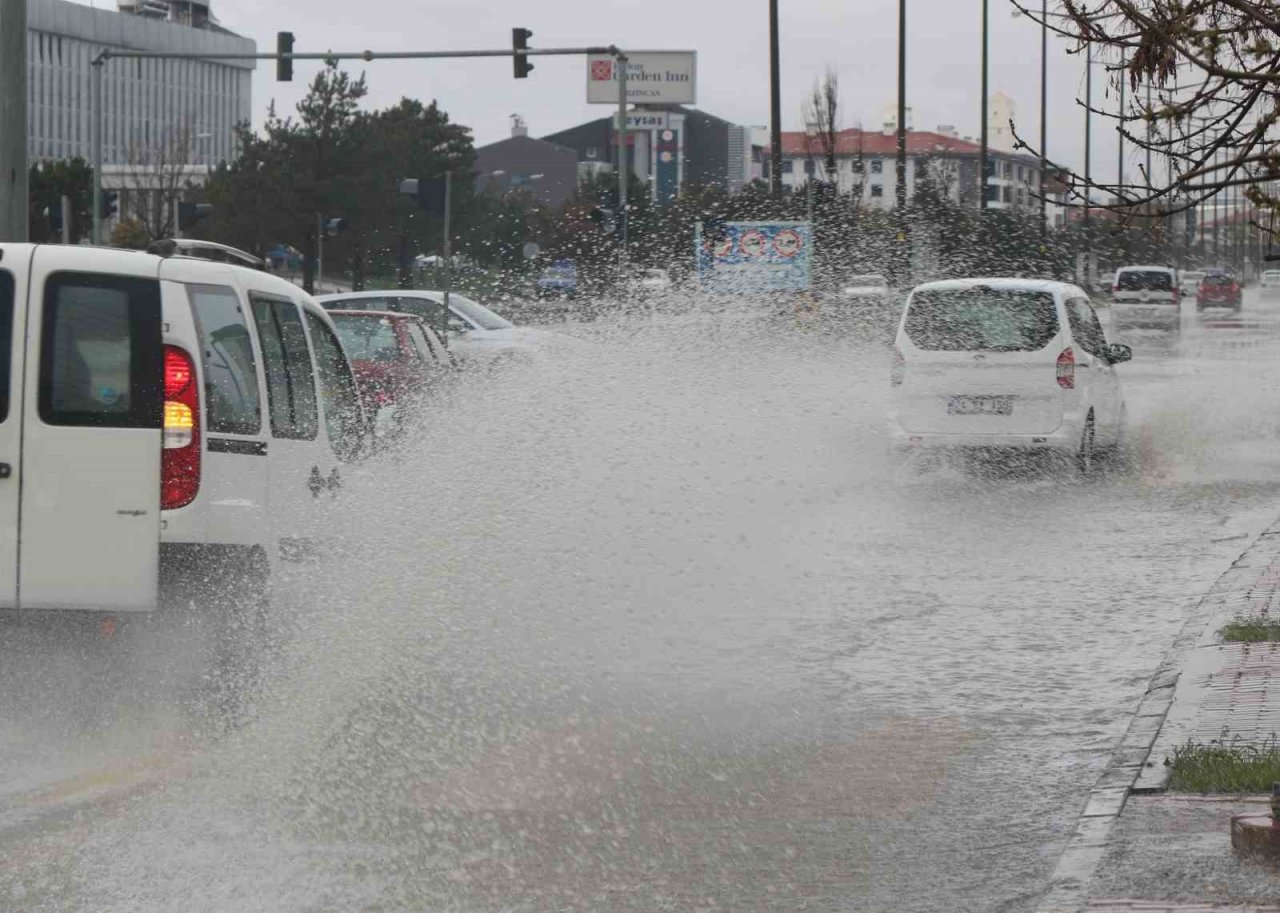 Erzincan’da sağanak yağış caddeleri suyla doldurdu