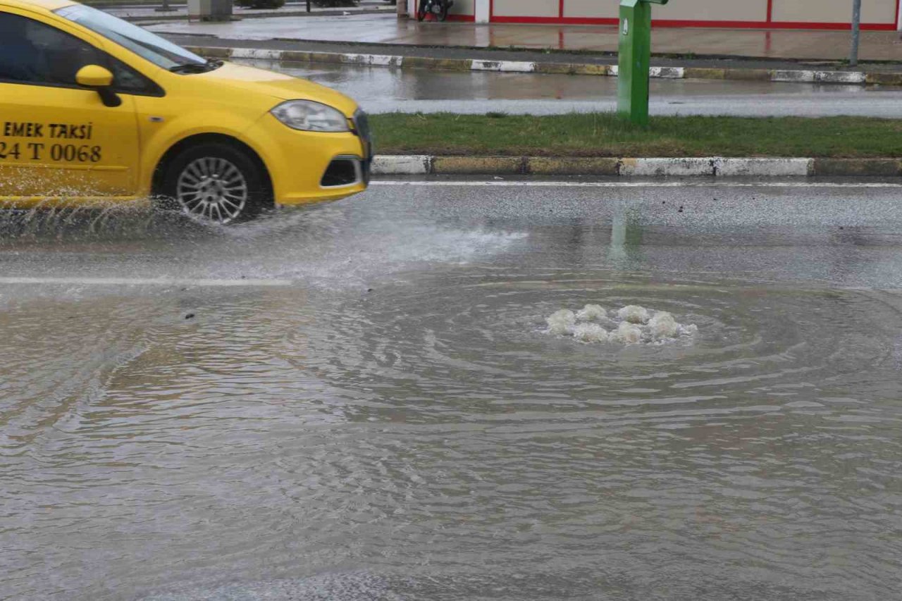 Erzincan’da sağanak yağış caddeleri suyla doldurdu