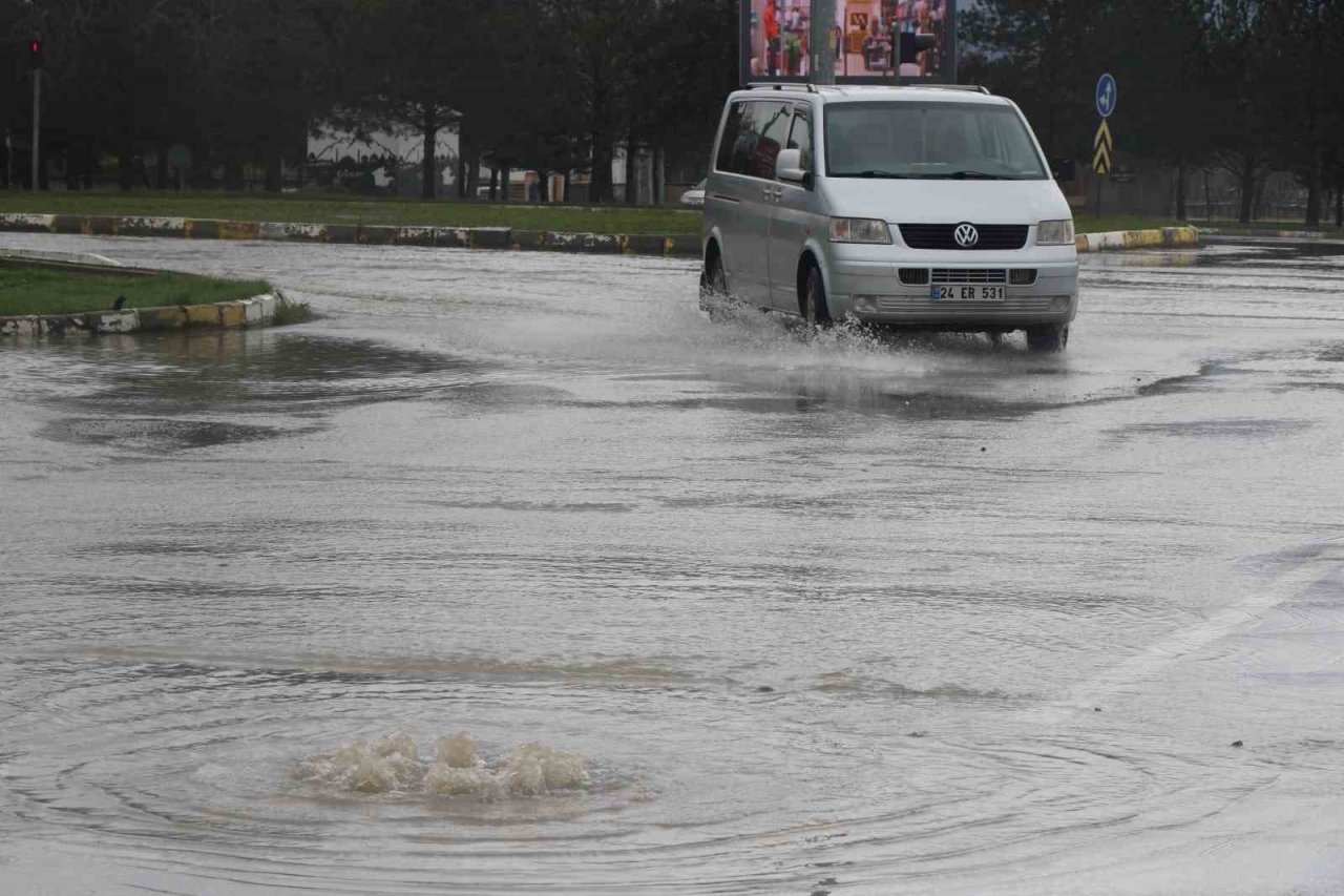 Erzincan’da sağanak yağış caddeleri suyla doldurdu