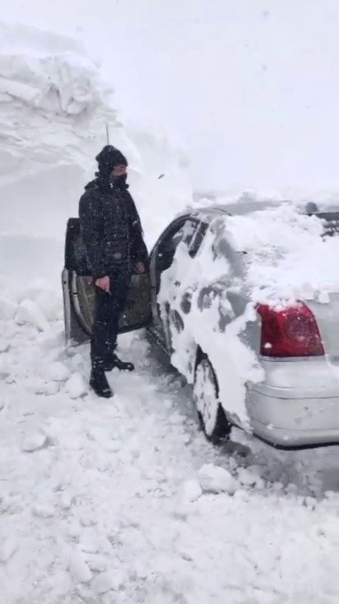 Nisan ayında yağan kar Palandöken yolunda mahsur bıraktı