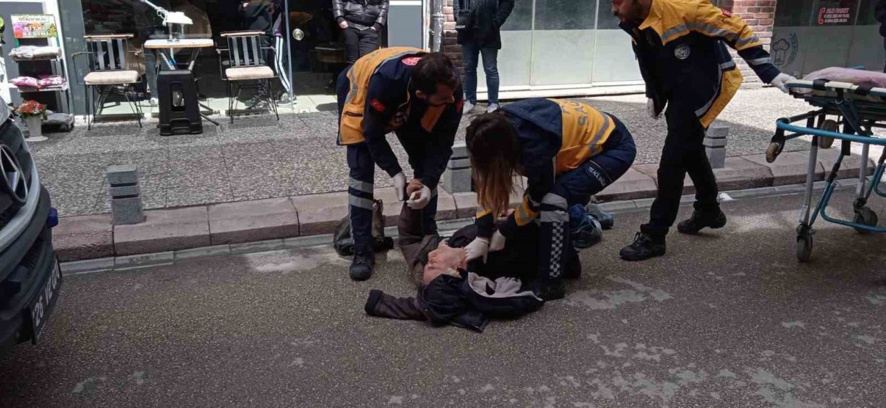 Vatandaş bir anda yere yığıldı, ilk müdahaleyi sokak esnafı yaptı