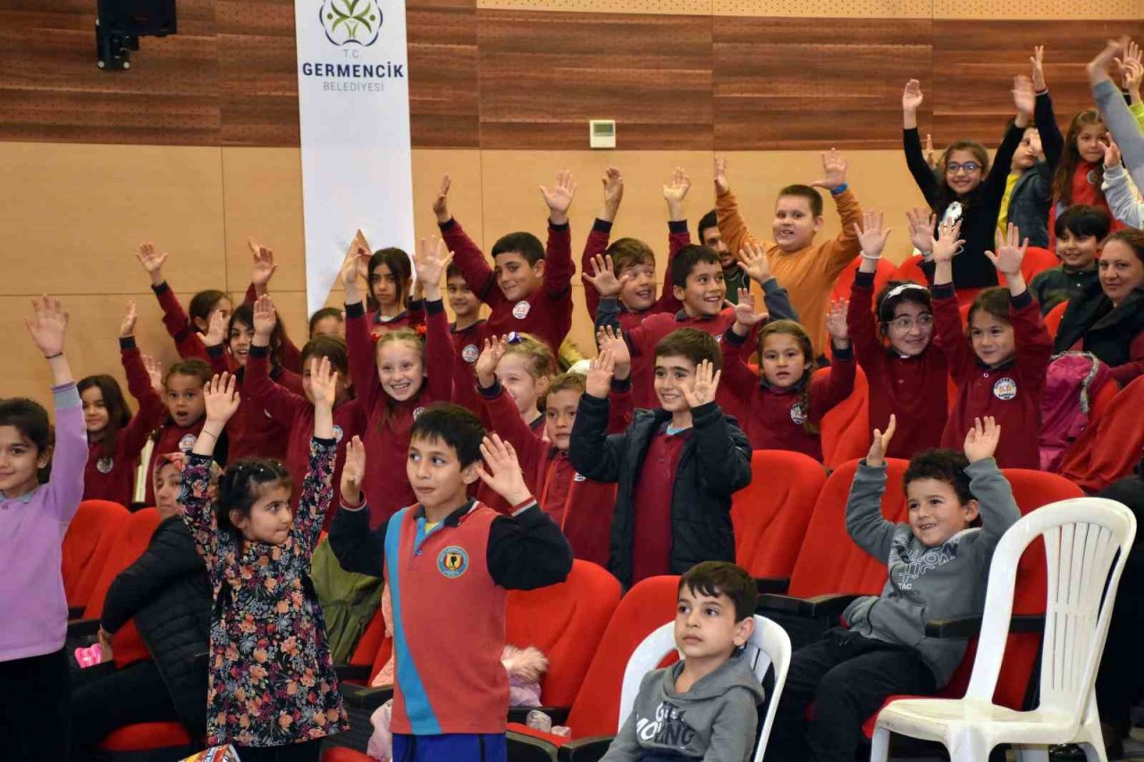 Germencikli çocuklardan ‘Kahramanlar Kumpanyası’na büyük ilgi