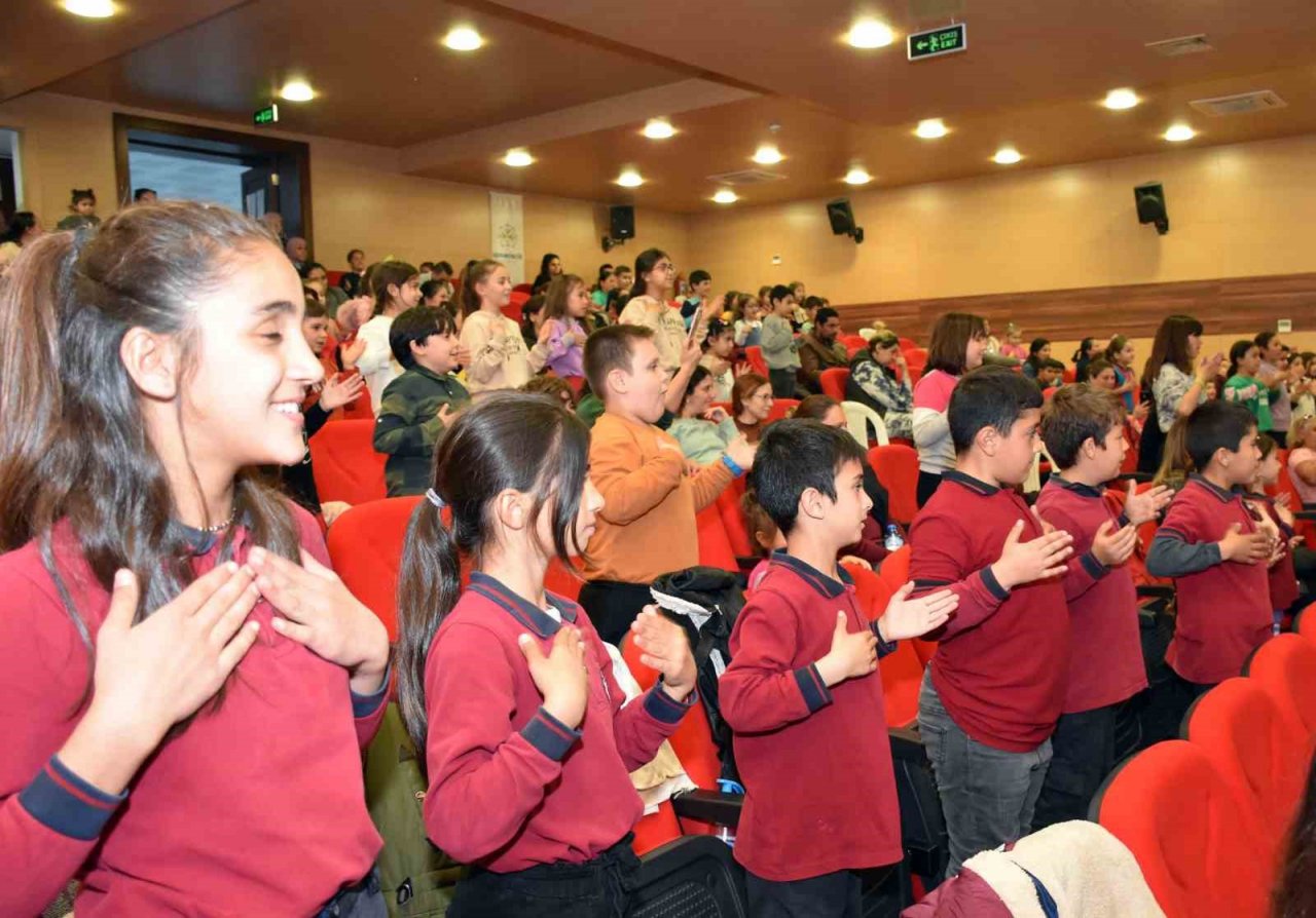 Germencikli çocuklardan ‘Kahramanlar Kumpanyası’na büyük ilgi