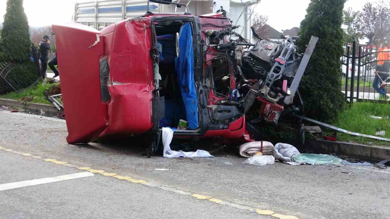Devrilen kamyon karayolunu kapattı, zincirleme kaza oldu