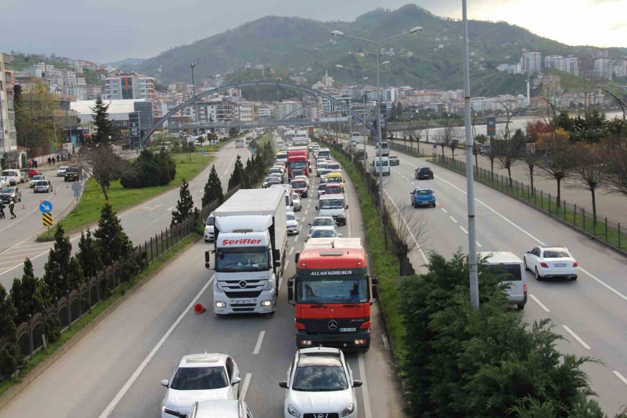 Devrilen kamyon karayolunu kapattı, zincirleme kaza oldu