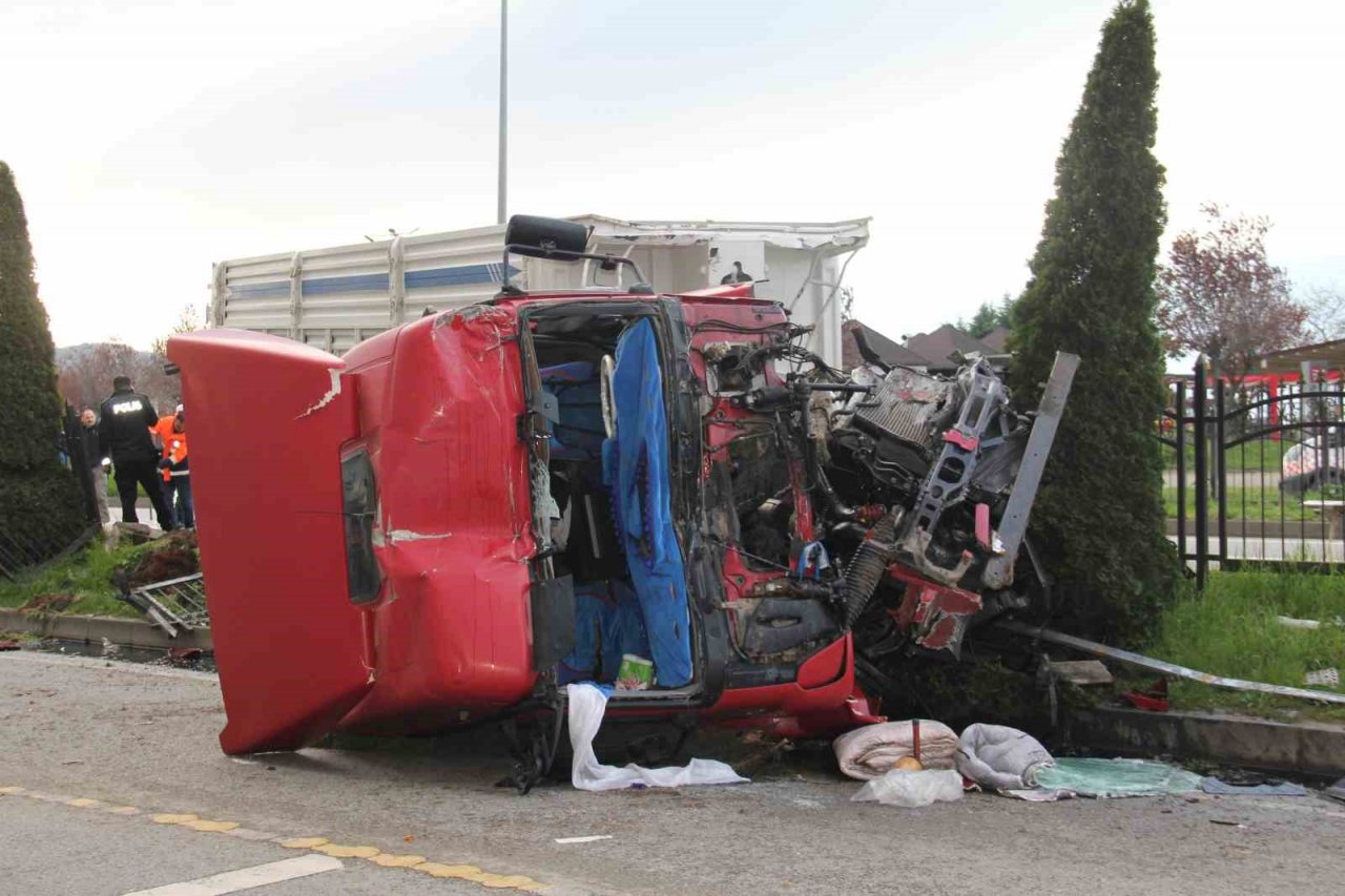 Devrilen kamyon karayolunu kapattı, zincirleme kaza oldu