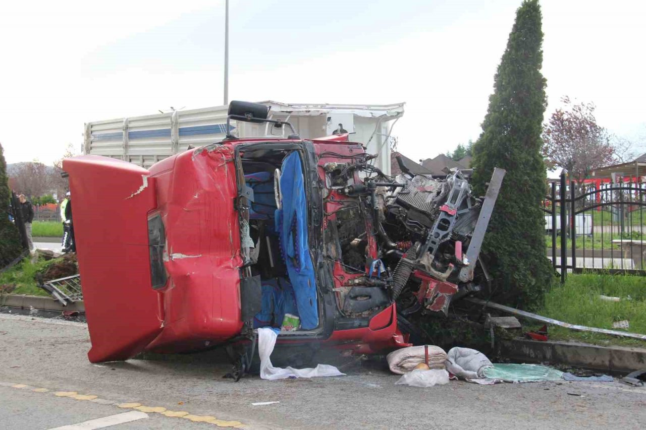 Devrilen kamyon karayolunu kapattı, zincirleme kaza oldu