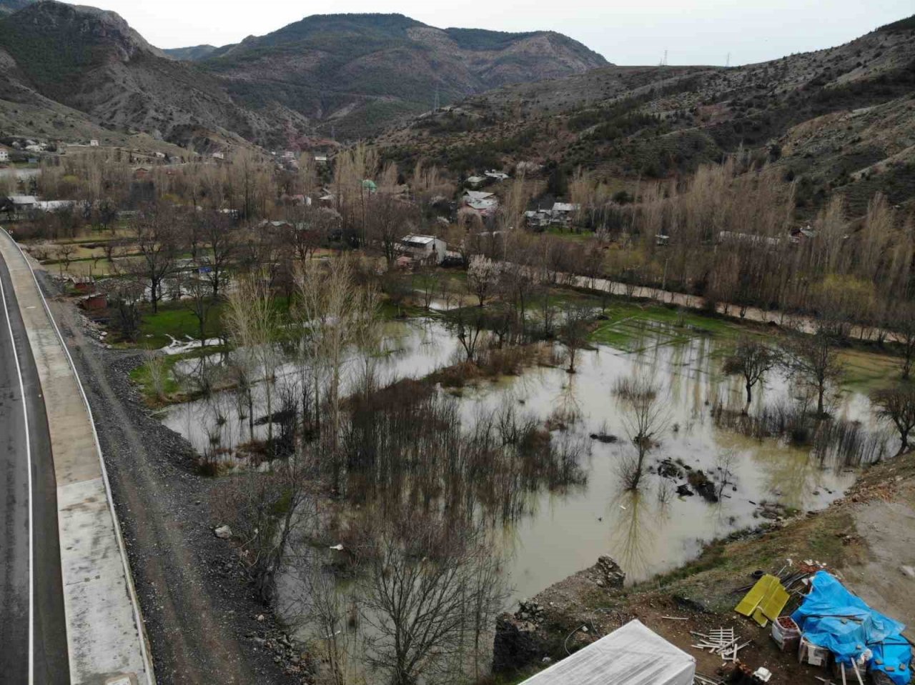 Gümüşhane’de şiddetli yağışların ardından taşan Harşit Çayı nedeniyle bahçeler gölete döndü