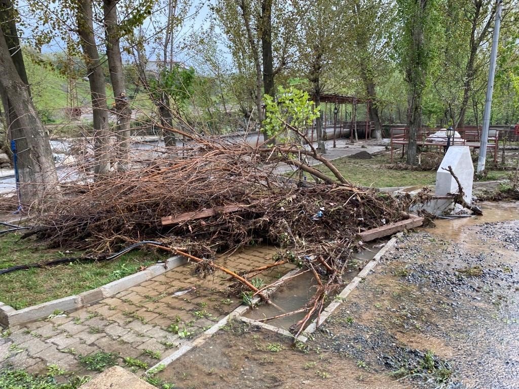 Derecik’te sağanak yağış köprüleri yıktı, köy yolları ulaşıma kapandı