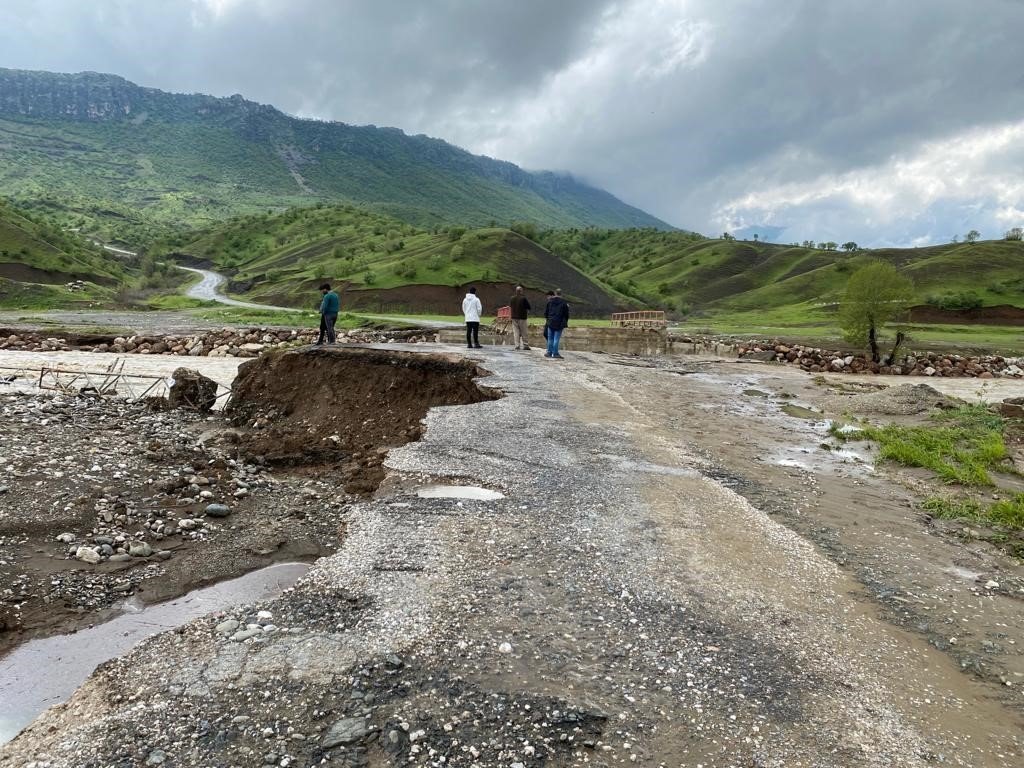 Derecik’te sağanak yağış köprüleri yıktı, köy yolları ulaşıma kapandı