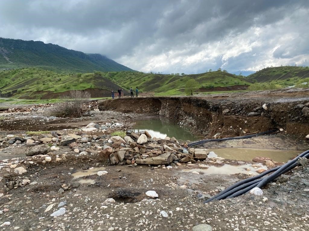 Derecik’te sağanak yağış köprüleri yıktı, köy yolları ulaşıma kapandı