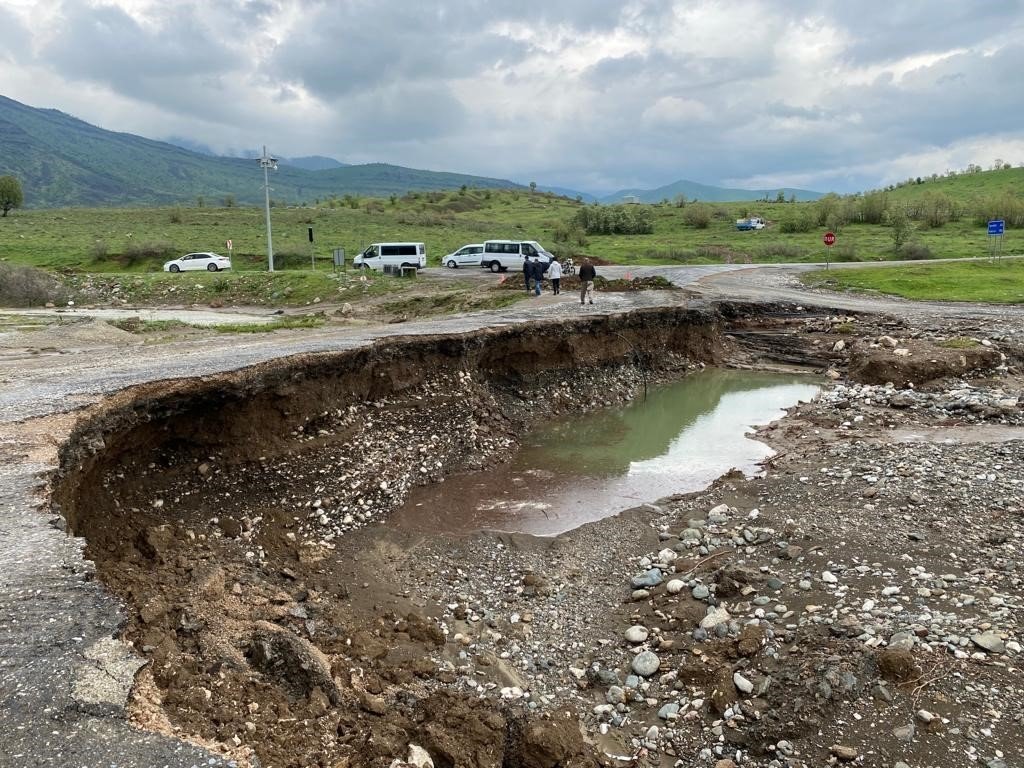 Derecik’te sağanak yağış köprüleri yıktı, köy yolları ulaşıma kapandı