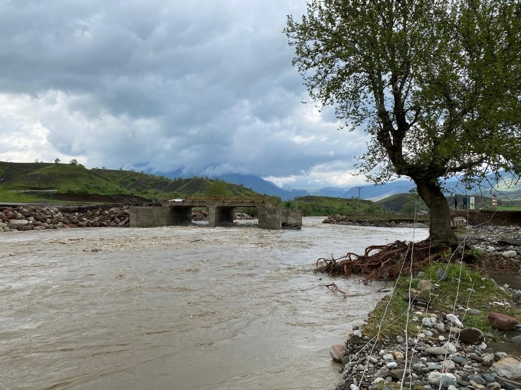 Derecik’te sağanak yağış köprüleri yıktı, köy yolları ulaşıma kapandı