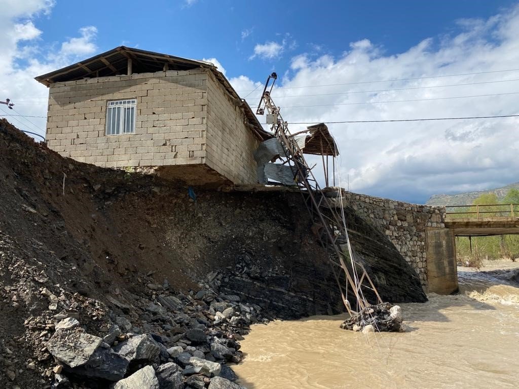 Derecik’te sağanak yağış köprüleri yıktı, köy yolları ulaşıma kapandı