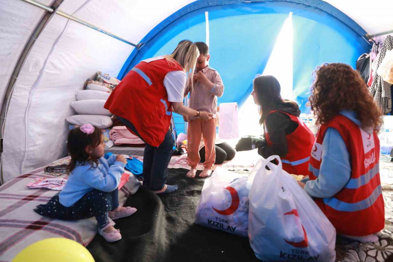 Depremzede çocukların bayramlıkları Kızılay’dan