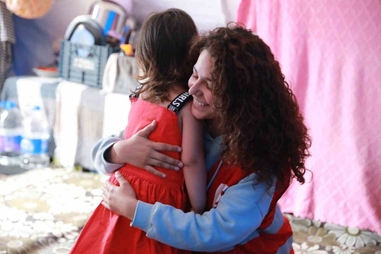 Depremzede çocukların bayramlıkları Kızılay’dan