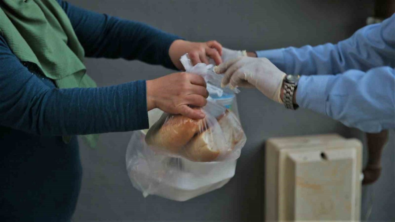 Merkezefendi’de depremzedelere sıcak iftar yemeği ulaştırılıyor